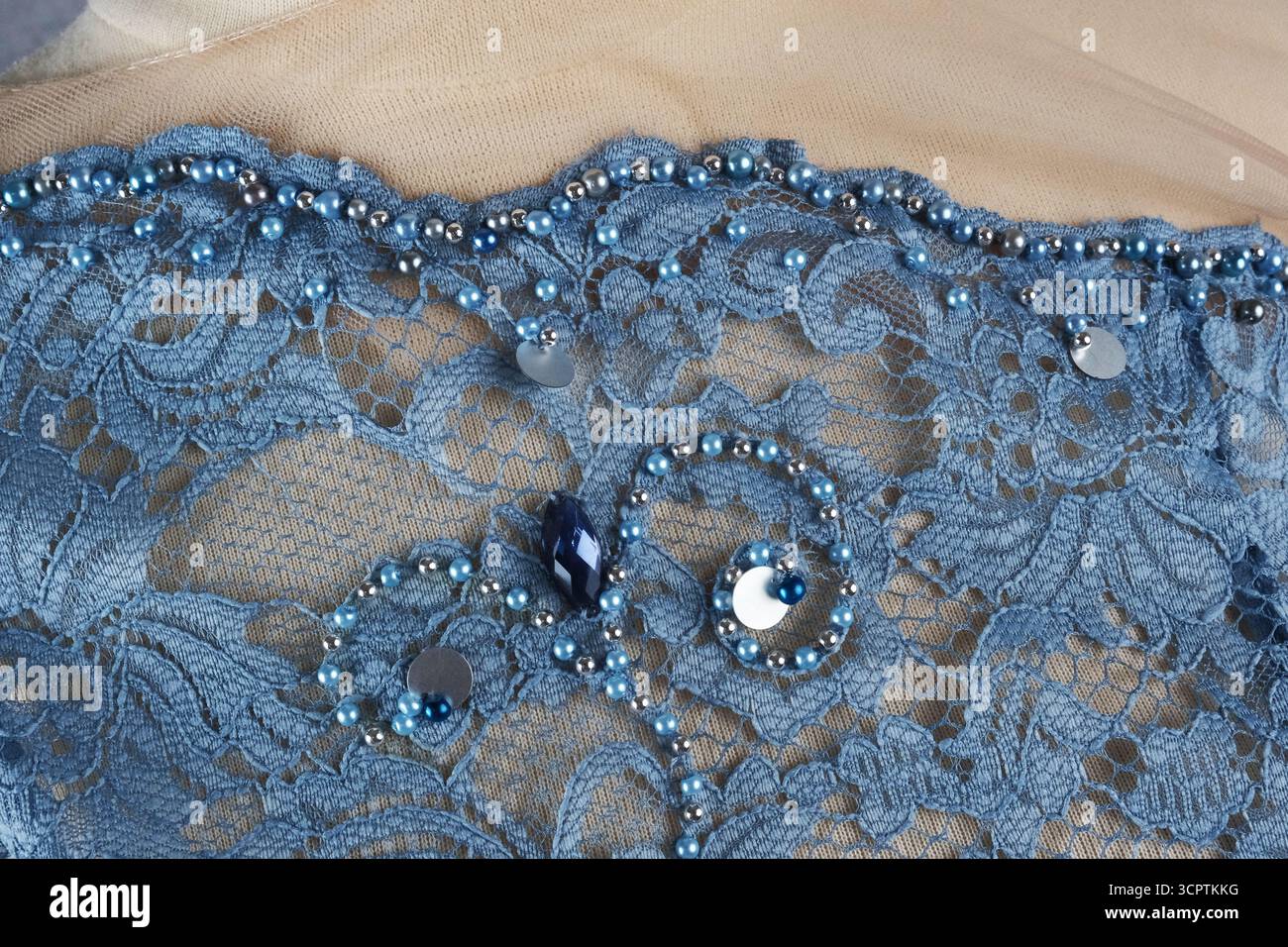 Sfondo con trama e motivo. Broccato verde. Ricami floreali decorati con perle. Foto Stock