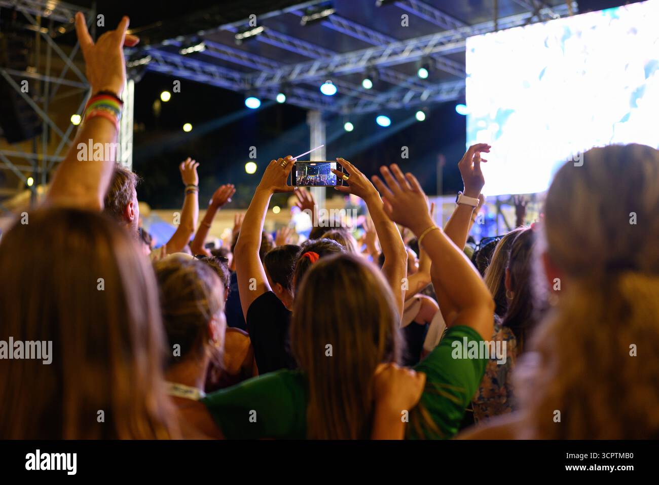 Una persona che registra un video con un telefono al Festival dell'unità e della speranza in Piazza del popolo a Roma, nell'ambito del Giubileo della Gioventù. Foto Stock