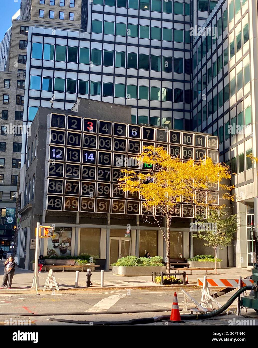 Facciata dell'edificio urbano con griglia numerata e elementi di Autumn Street a New York City Foto Stock