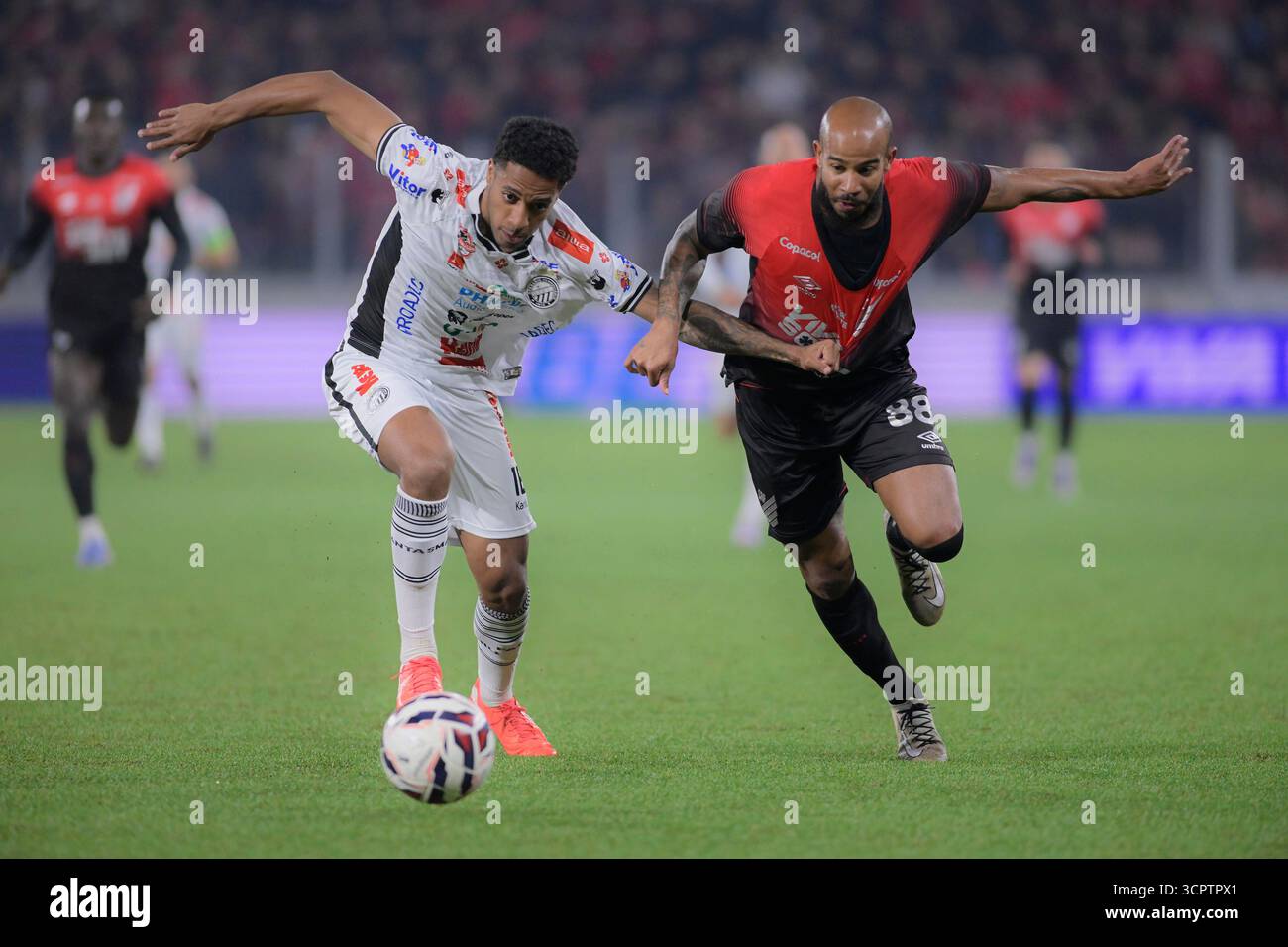 Curitiba, Brasile. 27 settembre 2025. Miranda e Patrick durante il match tra Athletico e Operário. Partita valida per il decimo round del Campionato brasiliano B. Mario Celso Petraglia Stadium 2025 a Curitiba, Paraná. Crediti: Reinaldo Reginato/FotoArena/Alamy Live News Foto Stock