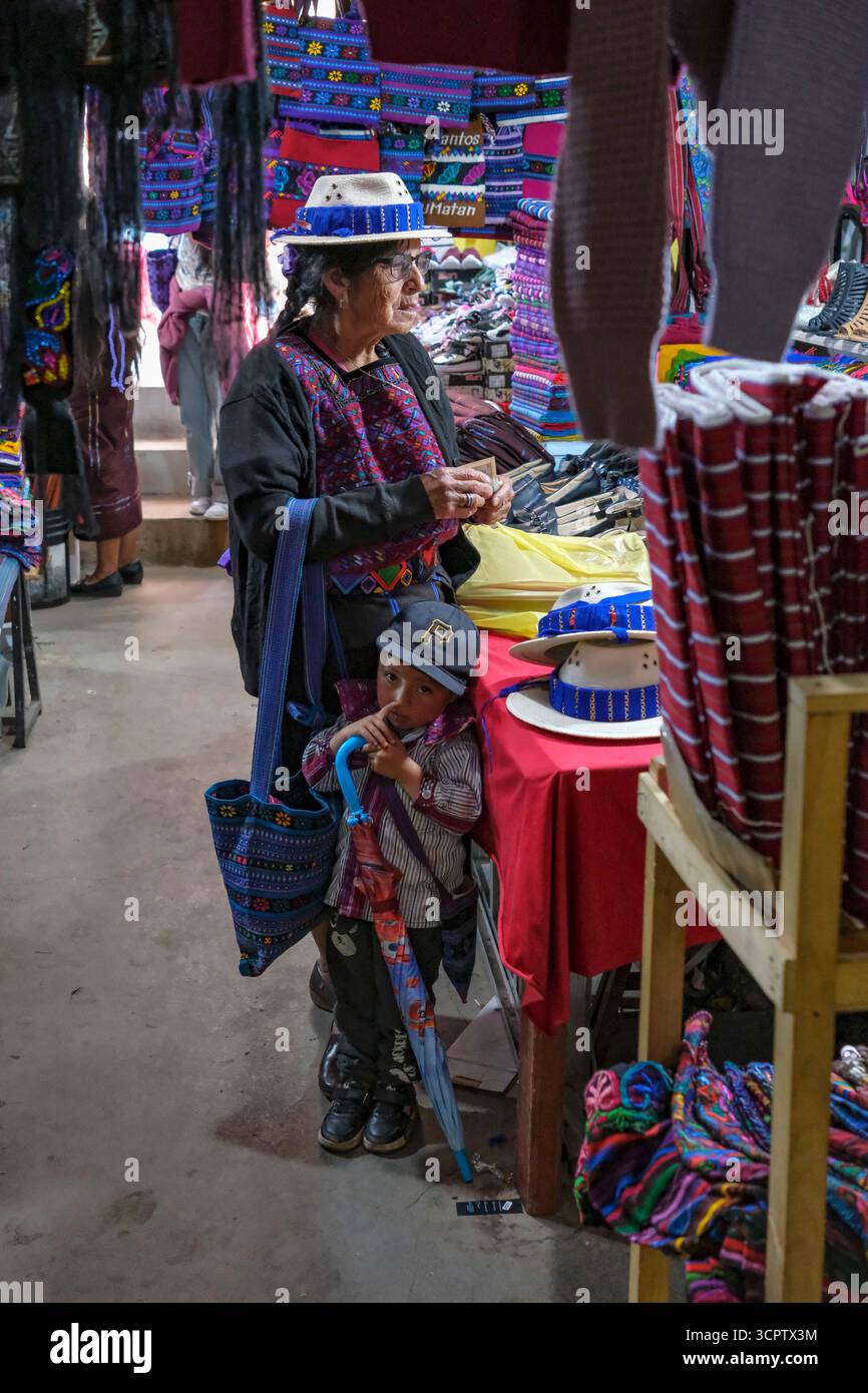 Todos Santos Cuchumatan, Guatemala - 12 luglio 2025: Una donna che acquista vestiti al mercato centrale di Todos Santos Cuchumatan, Guatemala. Foto Stock