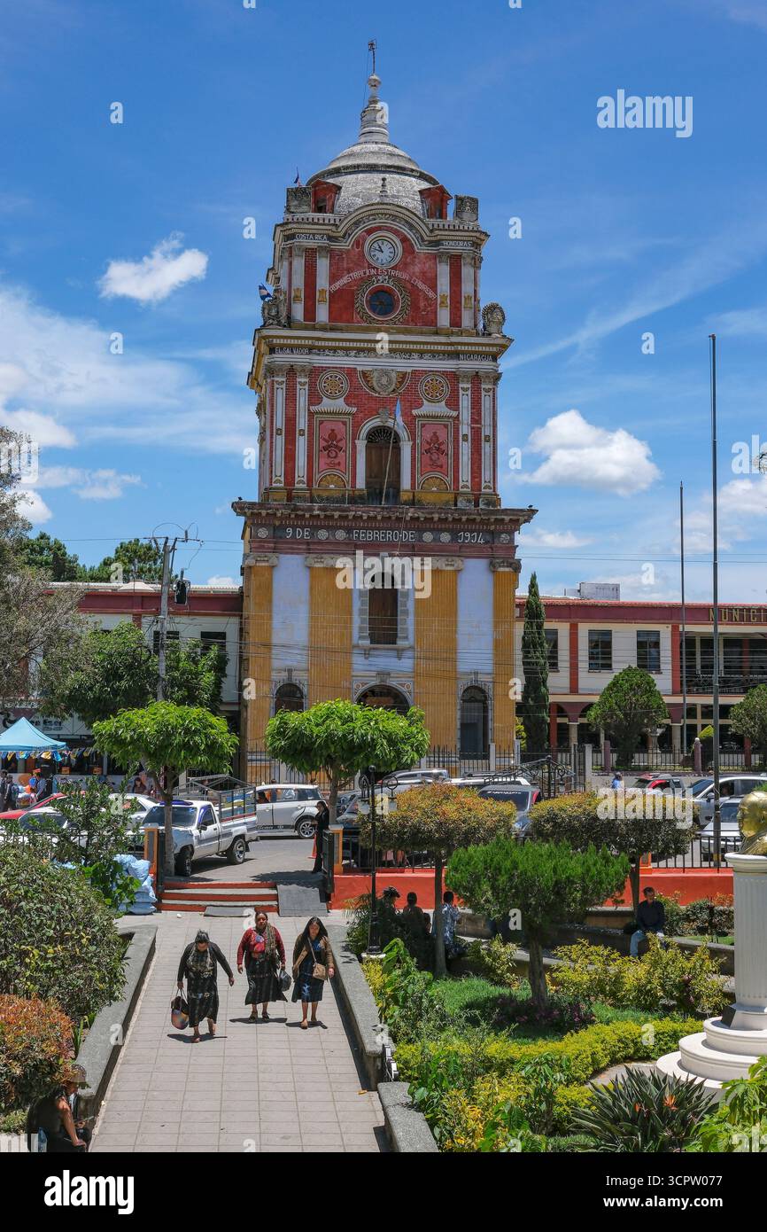Solola, Guatemala - 20 luglio 2025: Torre centroamericana situata nel Parco centrale di Solola, Guatemala. Foto Stock