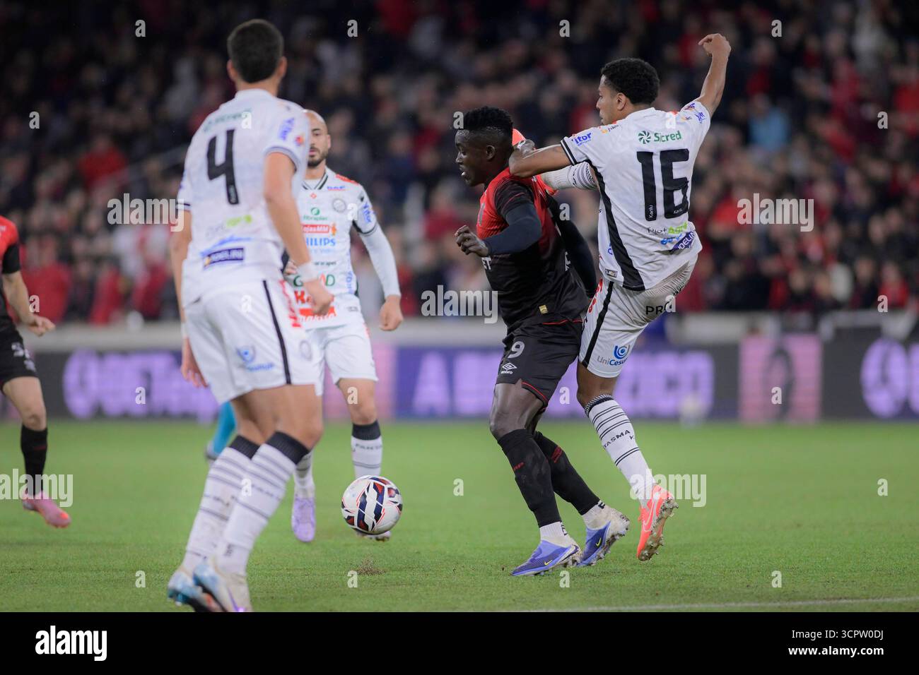 Curitiba, Brasile. 27 settembre 2025. Viveros e Miranda durante il match tra Athletico e Operário. Partita valida per il 29° round del Campionato brasiliano B. Mario Celso Petraglia Stadium 2025 a Curitiba, Paraná. Crediti: Reinaldo Reginato/FotoArena/Alamy Live News Foto Stock