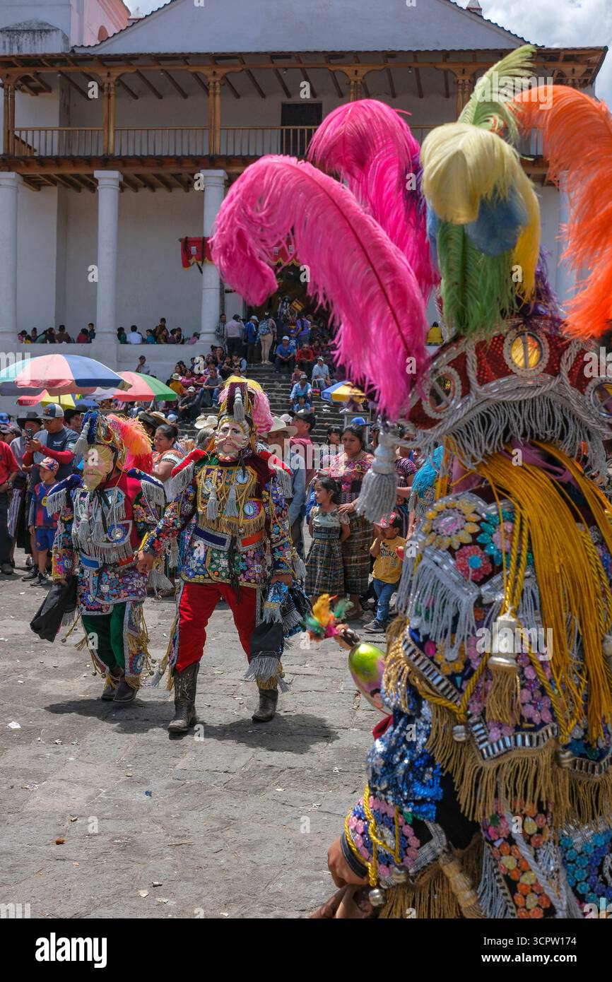 Santiago Atitlan, Guatemala - 25 luglio 2025: Conquest Dance alla festa patronale in onore di San Giacomo Apostolo a Santiago Atitlan. Foto Stock