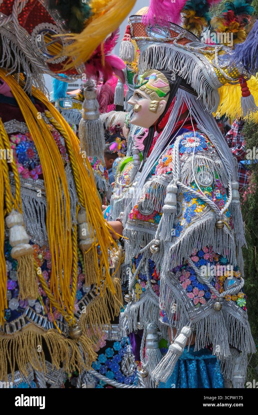 Santiago Atitlan, Guatemala - 25 luglio 2025: Dettaglio di un costume alla Conquest Dance durante la festa patronale in onore dell'Apostolo di Santiago. Foto Stock