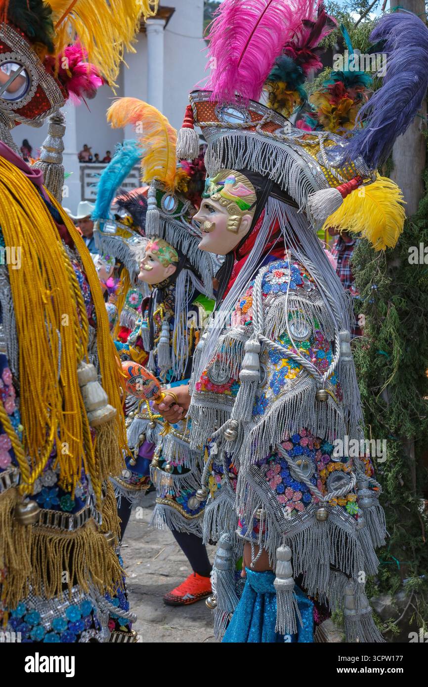 Santiago Atitlan, Guatemala - 25 luglio 2025: Dettaglio di un costume alla Conquest Dance durante la festa patronale in onore dell'Apostolo di Santiago. Foto Stock