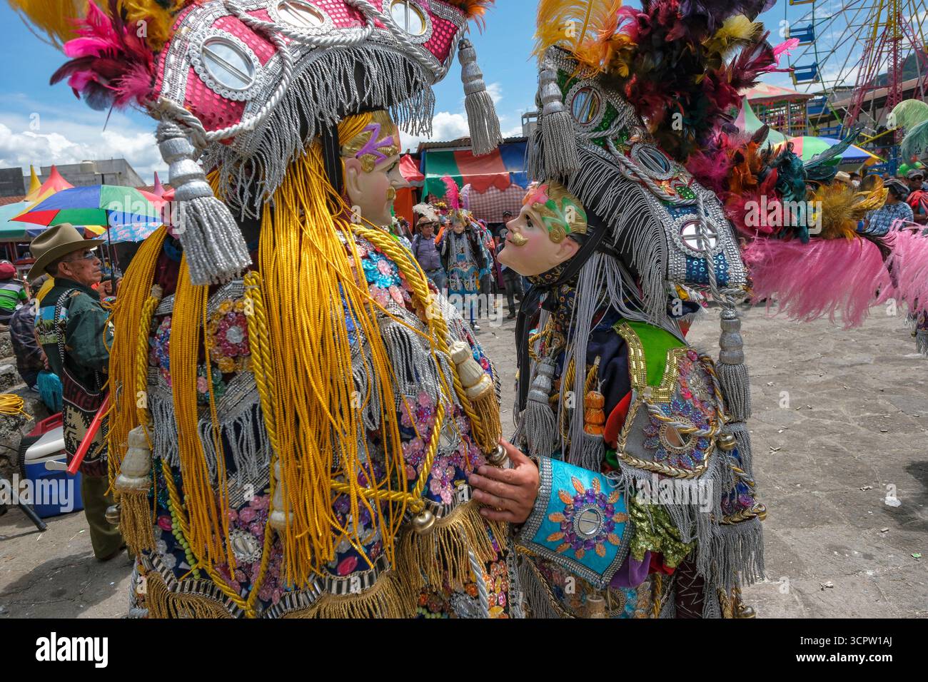 Santiago Atitlan, Guatemala - 25 luglio 2025: Dettaglio di un costume alla Conquest Dance durante la festa patronale in onore dell'Apostolo di Santiago. Foto Stock