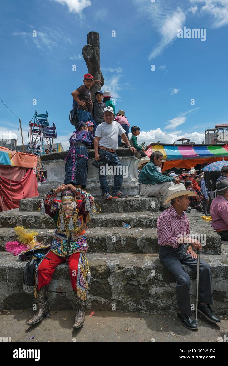 Santiago Atitlan, Guatemala - 25 luglio 2025: Una ballerina si prende una pausa durante la Conquest Dance alla festa patronale in onore di San Giacomo. Foto Stock