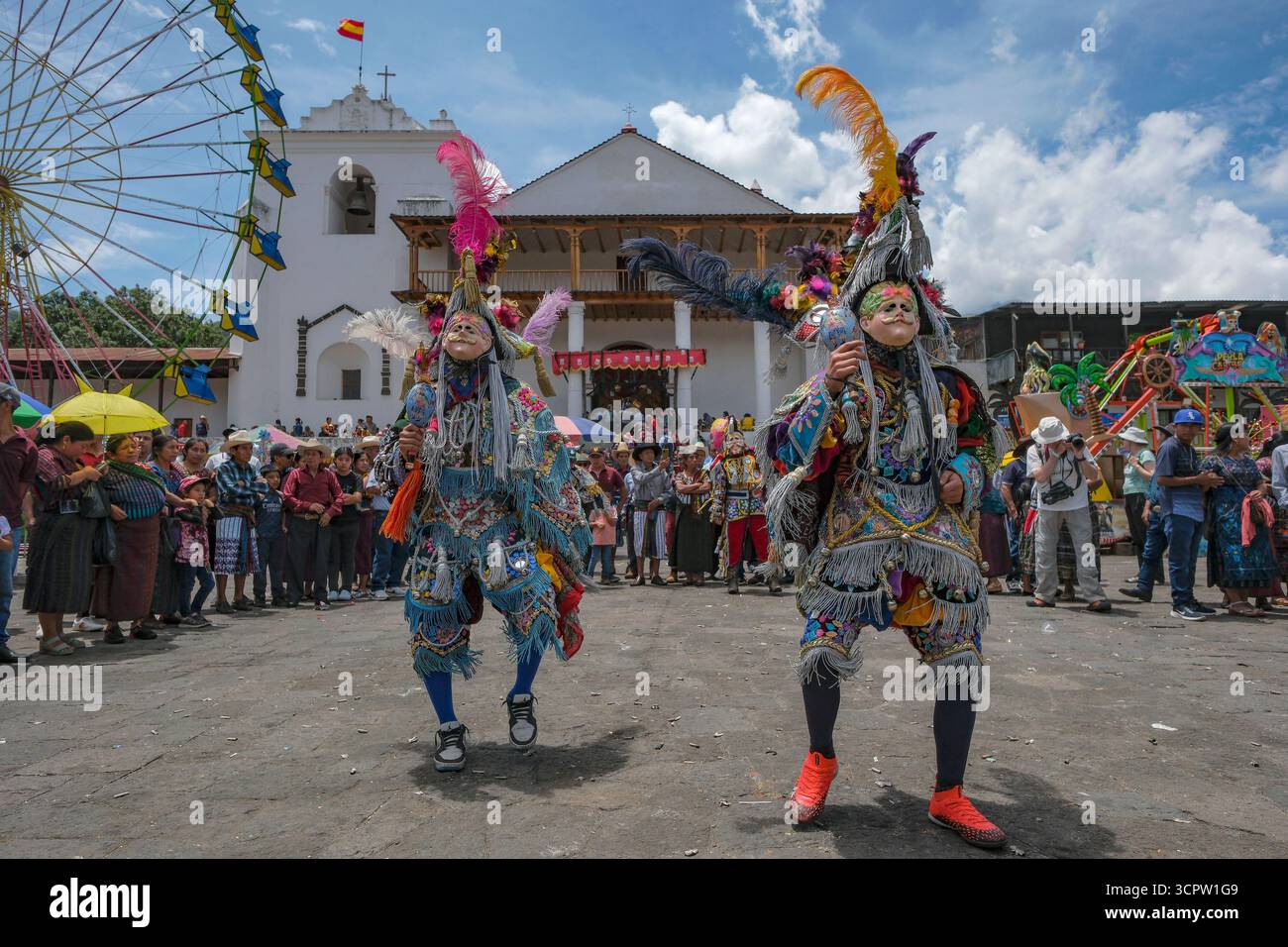 Santiago Atitlan, Guatemala - 25 luglio 2025: Conquest Dance alla festa patronale in onore di San Giacomo Apostolo a Santiago Atitlan. Foto Stock