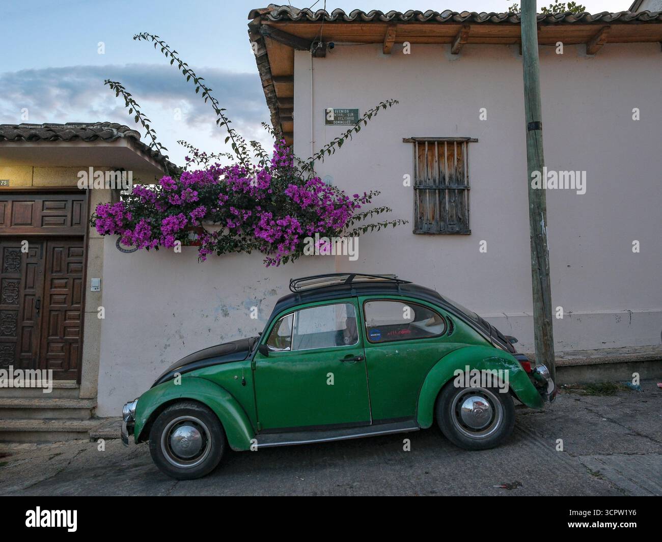 Comitan de Dominguez, Messico - 2 agosto 2025: Un classico Maggiolino Volkswagen verde in strada a Comitan de Dominguez, Messico. Foto Stock