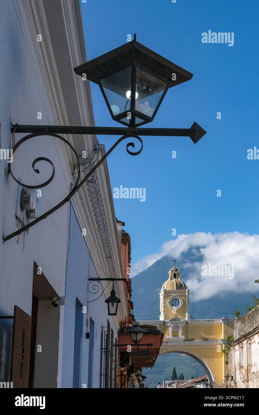 Antigua Guatemala, Guatemala - 9 agosto 2025: Arco di Santa Catalina ad Antigua Guatemala, Sacatepequez, Guatemala. Foto Stock