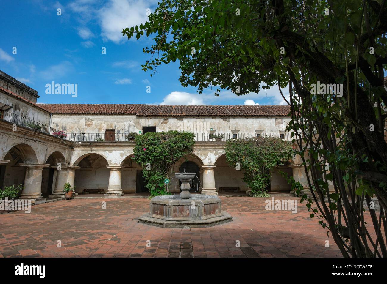 Antigua Guatemala, Guatemala - 9 agosto 2025: Convento dei Cappuccini e Chiesa di nostra Signora di Saragozza ad Antigua Guatemala, Sacatepequez. Foto Stock