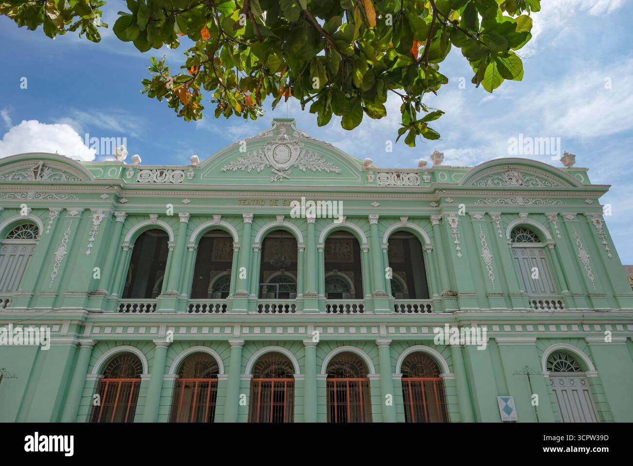 Santa Ana, El Salvador - 18 agosto 2025: Teatro nazionale accanto al Parco Libertad di Santa Ana, El Salvador. Foto Stock