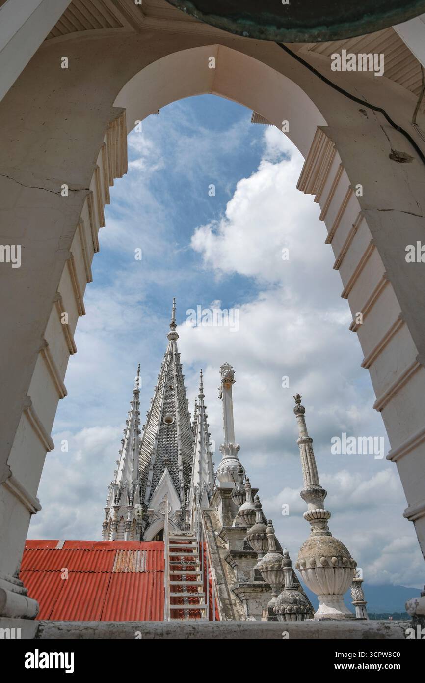 Santa Ana, El Salvador - 18 agosto 2025: Vista dal campanile della cattedrale di nostra Signora di Sant'Anna a Santa Ana, El Salvador. Foto Stock
