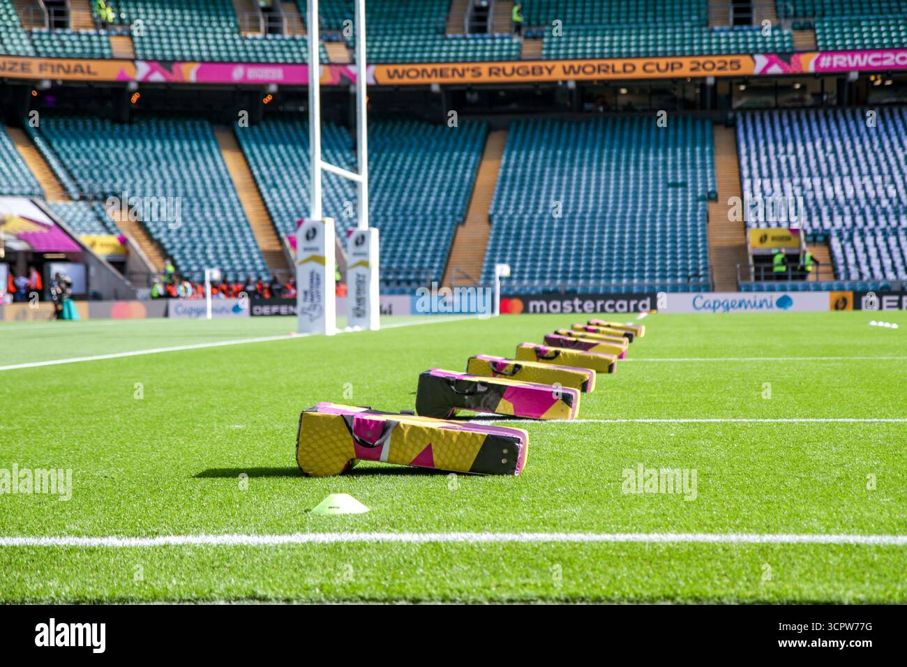 Londra, Regno Unito. 27 settembre 2025. Affronta i cunei in campo pronti per il riscaldamento in uno stadio vuoto prima delle partite della finale di Rugby World Cup all'Allianz Stadium di Twickenham. SOLO PER USO EDITORIALE. NON PER USO COMMERCIALE. Londra, Regno Unito © ️ crediti: Elsie Kibue/Alamy Live News Foto Stock