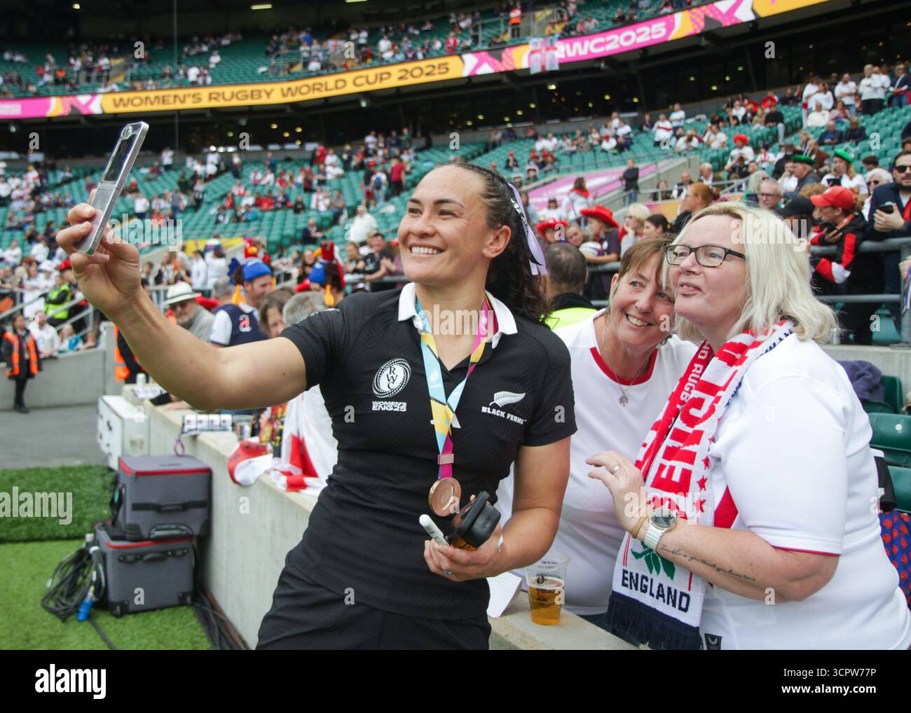 Londra, Regno Unito. 27 settembre 2025. Portia Woodman-Wickliffe (NZL) scattò selfie con i tifosi dopo la sua partita contro la Francia all'Allianz Stadium di Twickenham. SOLO PER USO EDITORIALE. NON PER USO COMMERCIALE. Londra, Regno Unito © ️ crediti: Elsie Kibue/Alamy Live News Foto Stock
