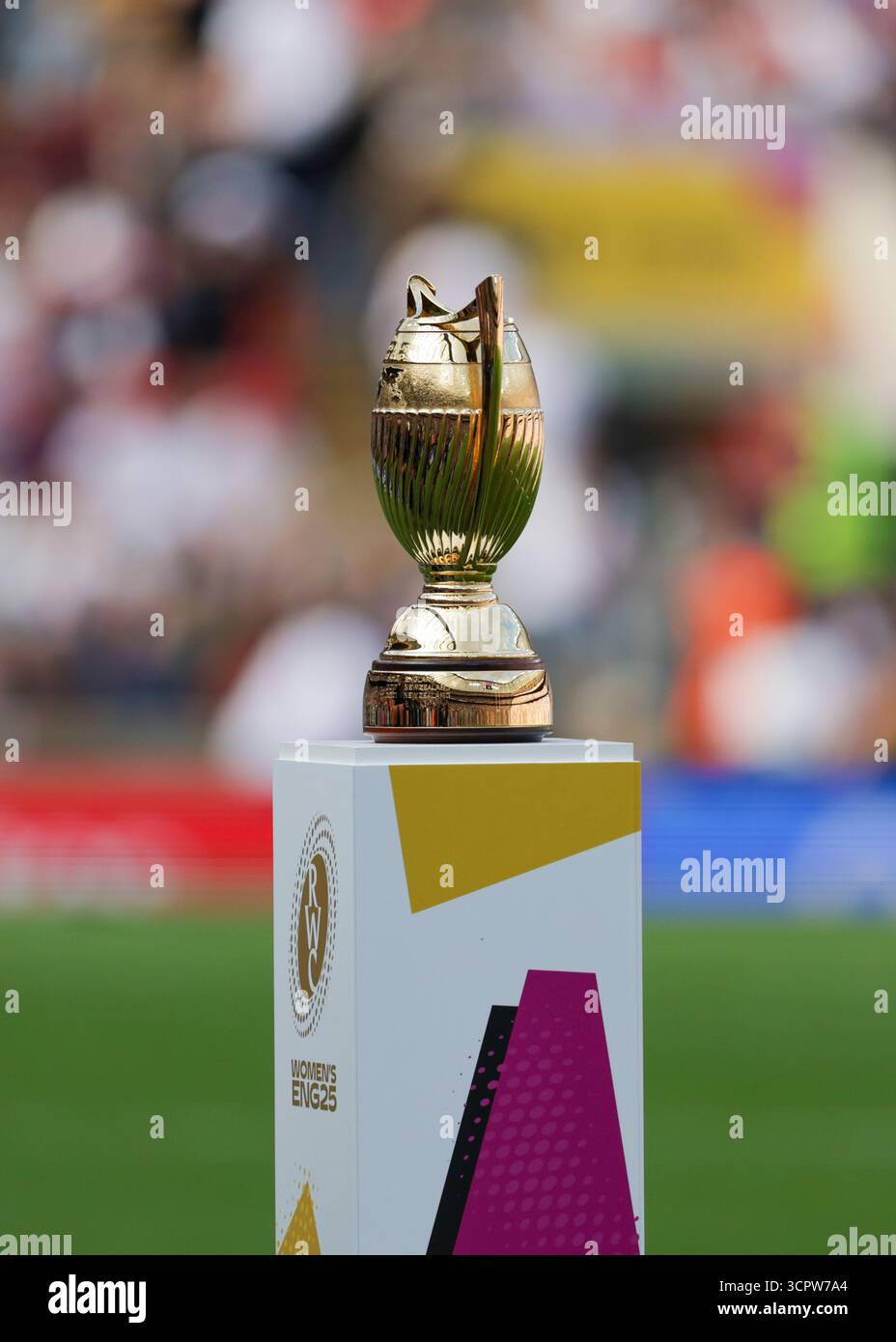 Londra, Regno Unito. 27 settembre 2025. Il trofeo RWC prima del calcio d'inizio della finale di rugby Canada contro Inghilterra della Coppa del mondo all'Allianz Stadium di Twickenham. SOLO PER USO EDITORIALE. NON PER USO COMMERCIALE. Londra, Regno Unito © ️ crediti: Elsie Kibue/Alamy Live News Foto Stock