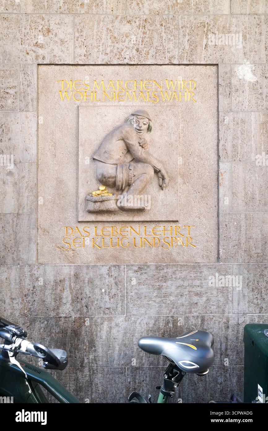 Scultura di uomo che defeca monete d'oro a Dusseldor Germania che dice: Questa fiaba non si avvera mai, siate intelligenti risparmiate i vostri soldi. Dukatenscheißer Foto Stock