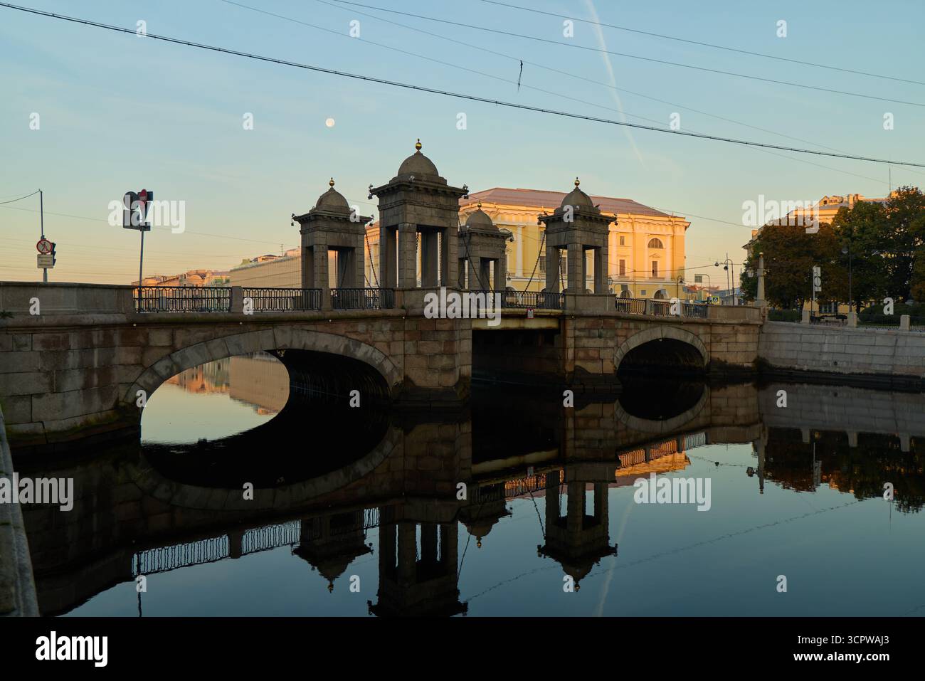 Incredibile e mozzafiato riflesso di un ponte meravigliosamente catturato all'alba Foto Stock