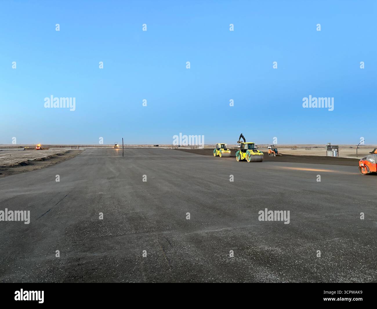 Costruzione di strade con rulli su terreni aperti Foto Stock