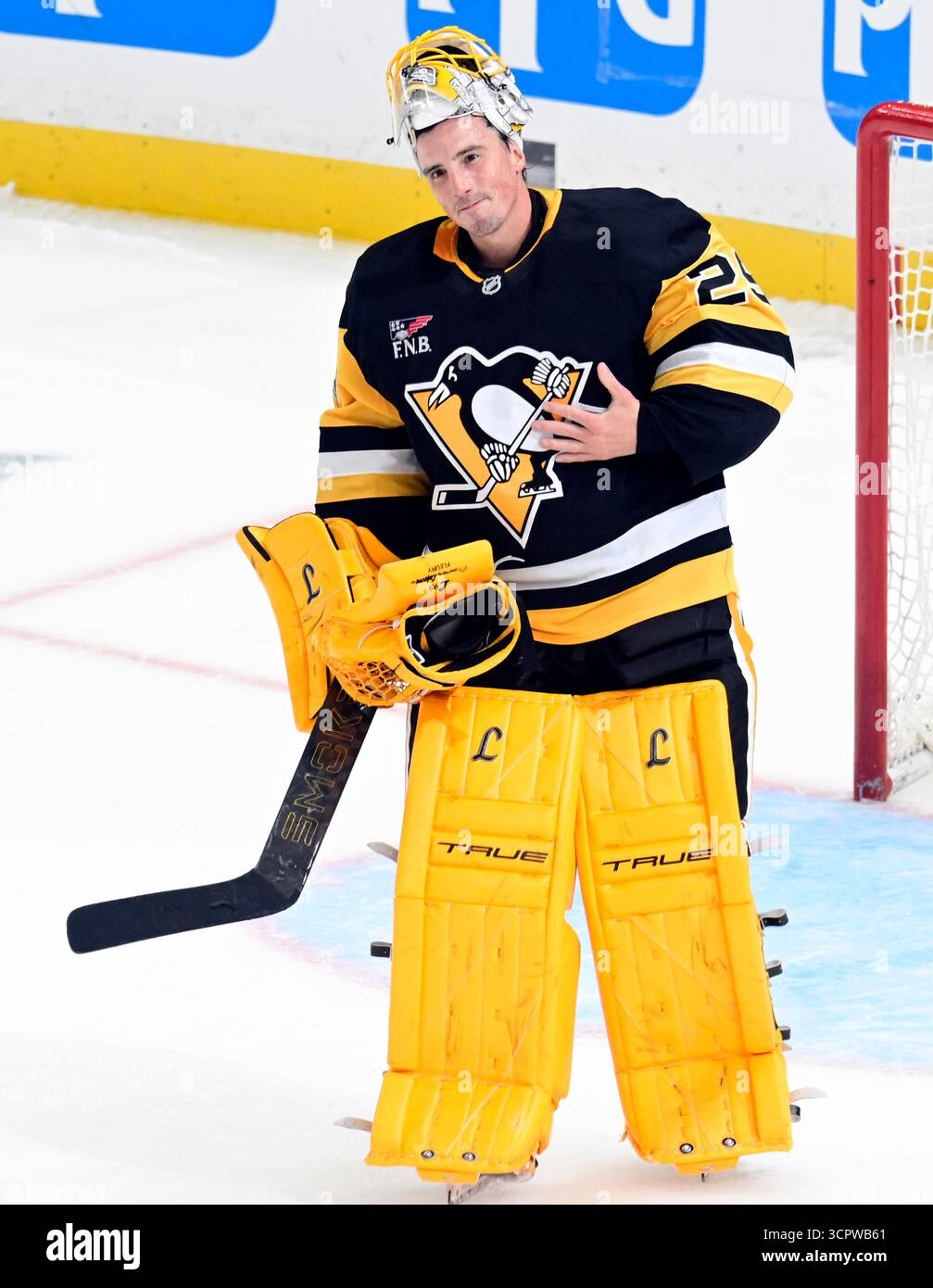 Il portiere dei Pittsburgh Penguins Marc-Andre Fleury sventolò ai tifosi dopo la vittoria del 4-1 contro i Columbus Blue Jackets alla PPG Paints Arena di Pittsburgh sabato 27 settembre 2025. Marc-Andre Fleury firmò un contratto di provino professionistico e giocò il terzo periodo con i Penguins in modo da poter finire la sua carriera con una divisa dei Penguins. Foto di Archie Carpenter/UPI. Foto Stock