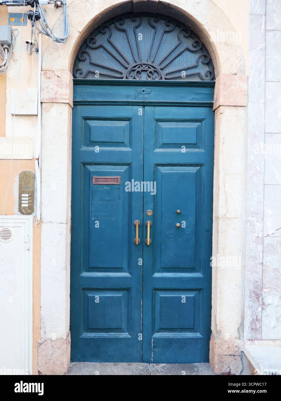Vecchia porta blu nel centro di Taormina, Italia. Portiera ruvida. Porta vintage Foto Stock