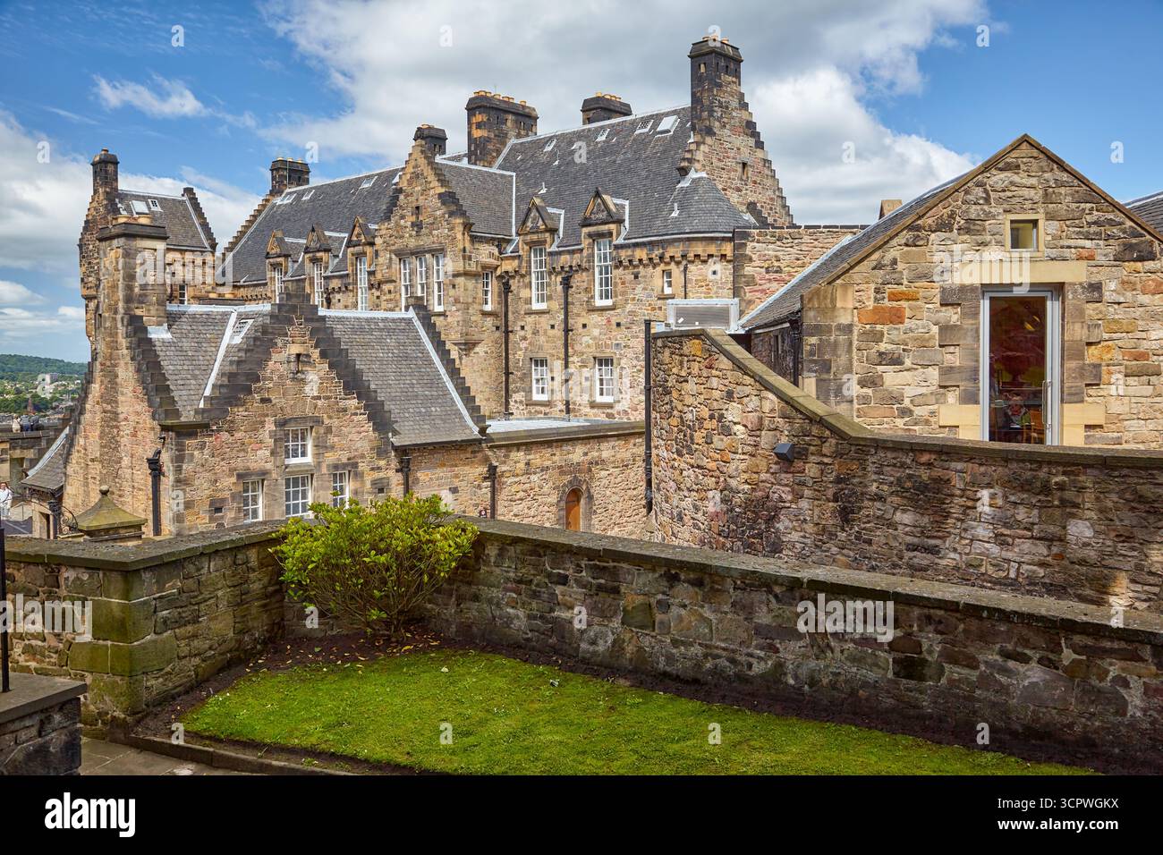 Vecchio edificio dell'Edinburgh Castle Hospital situato nel cortile occidentale all'interno del Castello di Edimburgo. Edimburgo. Scozia Foto Stock