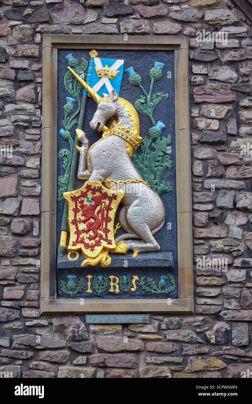 Una tavoletta ornata di un unicorno (il simbolo della Scozia) che regge la bandiera salata della Scozia e uno scudo, sul muro di pietra vicino alle porte del Santo Foto Stock