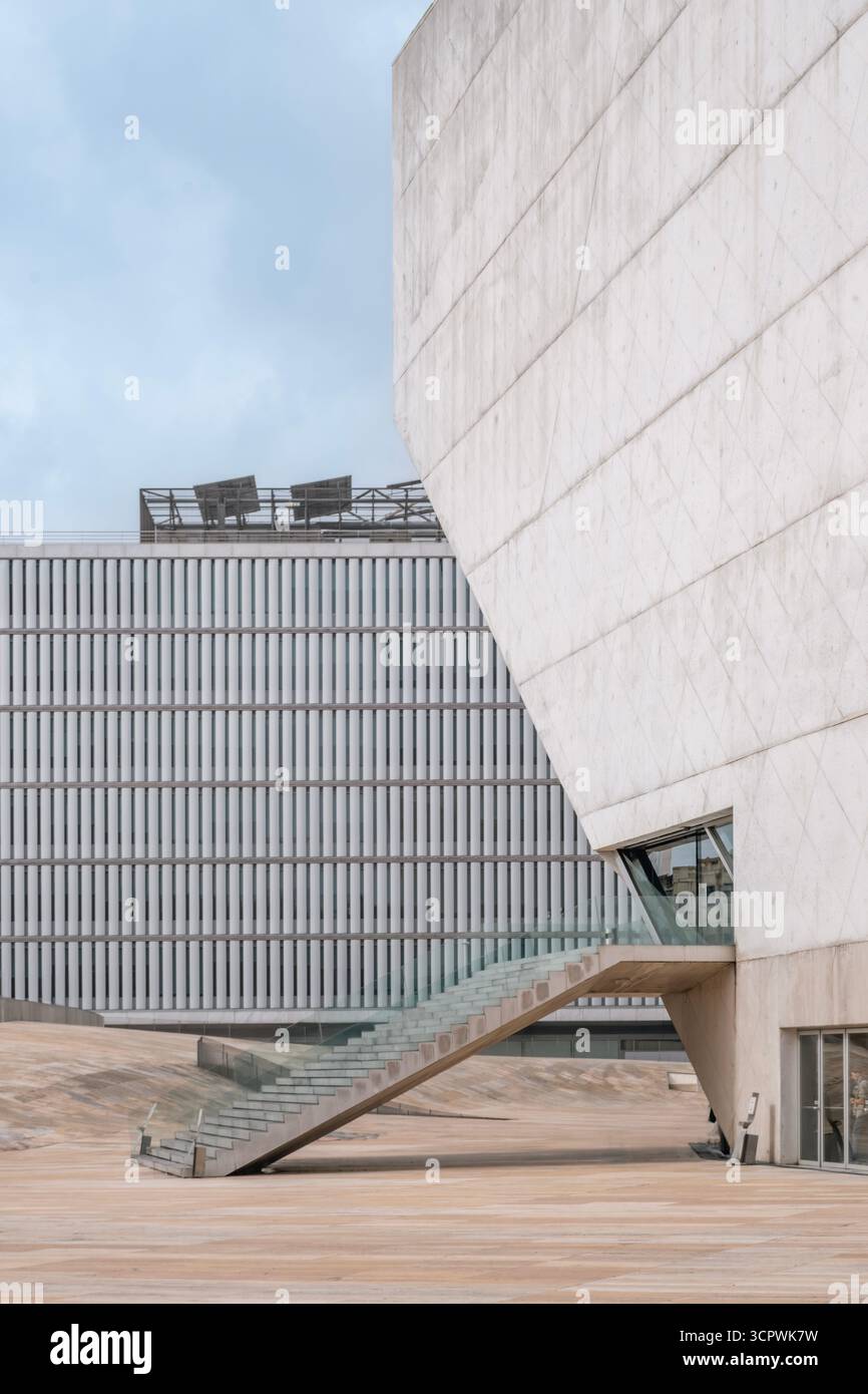 Sala concerti Casa da musica Vista esterna che mostra l'architettura geometrica in cemento a Porto Portogallo. Modern Landmark, Staircase, Music House Foto Stock