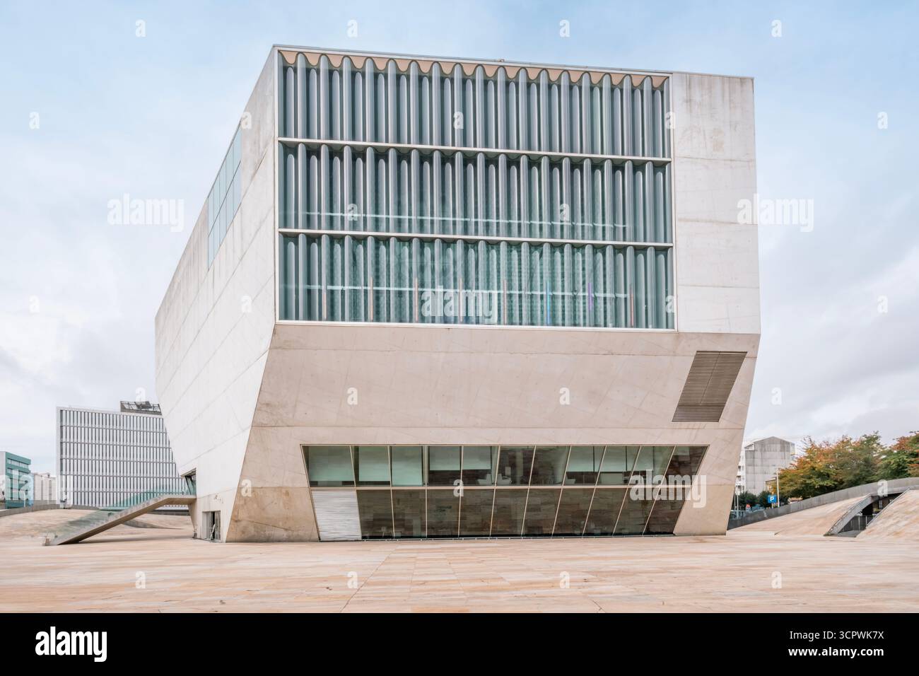 Casa della musica (Casa da Música) di Rem Koolhaas, architettura contemporanea da sala concerti con design asimmetrico in poliedro, Porto, Portogallo Foto Stock