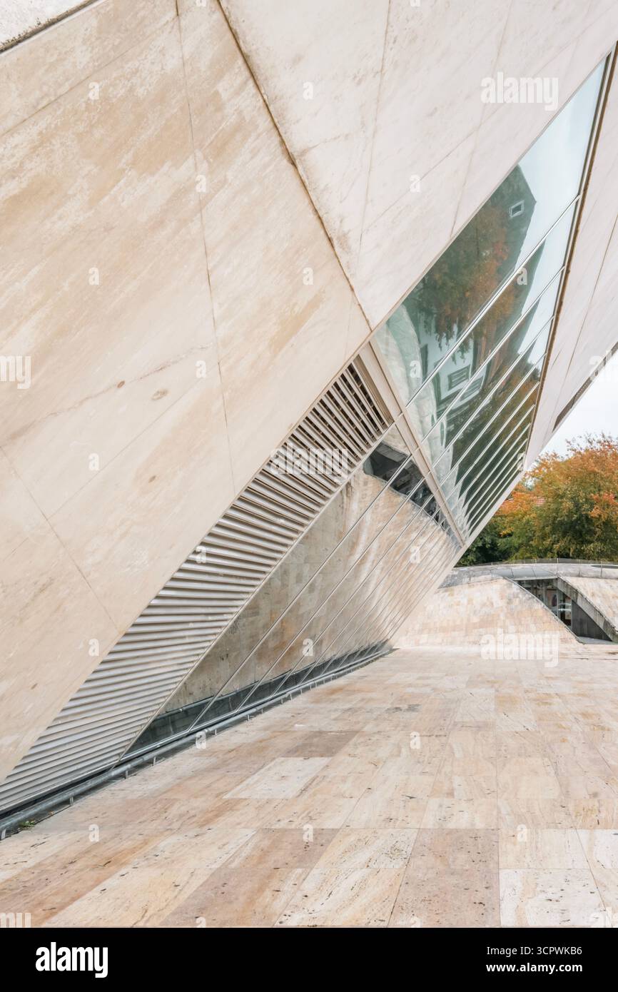 Dettagli di architettura moderna della sala concerti Casa da musica a Porto Portogallo con facciata geometrica in cemento e pannelli di vetro riflettente, Music House Foto Stock