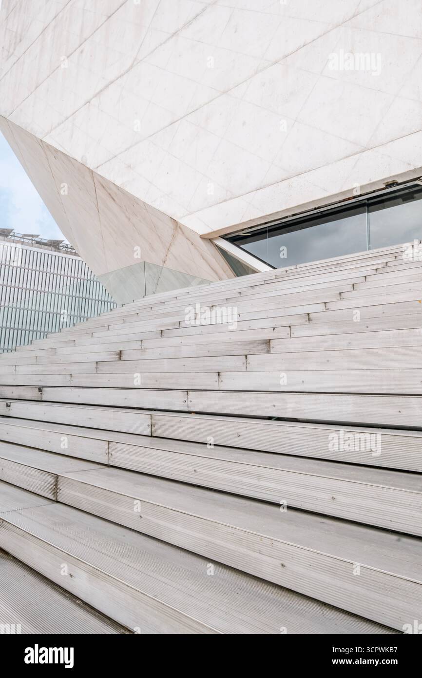 Scala esterna ascendente, Casa da musica Porto che rivela la composizione volumetrica complessa e le forme geometriche intersecanti. Prospettiva, casa della musica Foto Stock