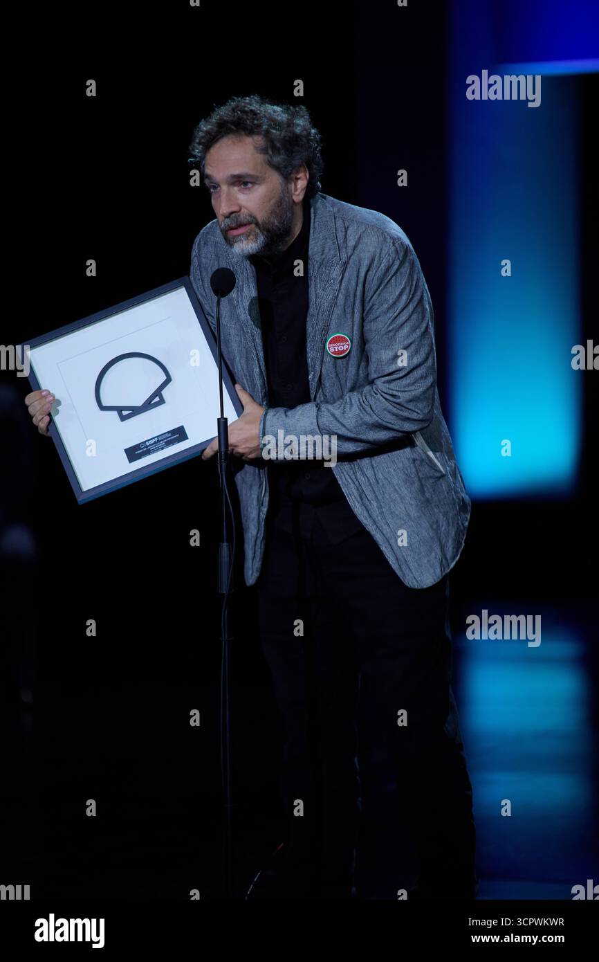 Pau Esteve riceve un premio per la migliore fotografia durante il 73° Festival Internazionale del Cinema di San Sebastian Donostia a San Sebastian, in Spagna, il 28 settembre. (Foto di COOLMedia/NurPhoto) credito: NurPhoto SRL/Alamy Live News Foto Stock