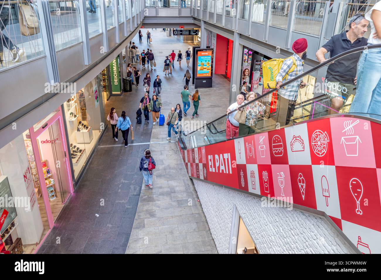 Il centro commerciale registra un forte recupero del traffico dei consumatori mentre il settore Retail segnala una crescita delle visite fisiche ai negozi. Centro commerciale di recupero Foto Stock