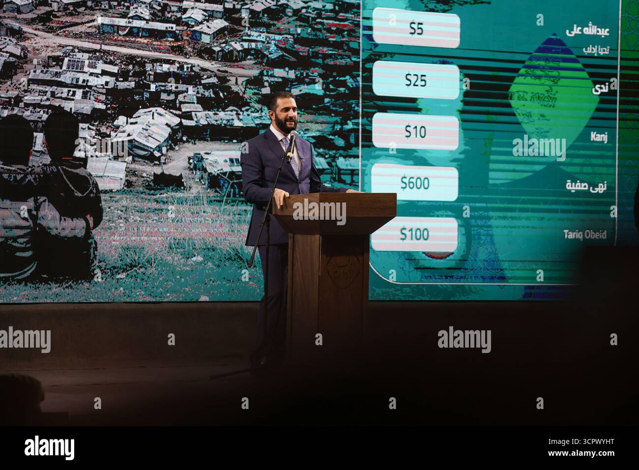 Idlib, Siria – 26 settembre 2025. Il presidente siriano Ahmad al Sharaa partecipa a una campagna di raccolta fondi nella città di Idlib per sostenere gli sforzi di ricostruzione dopo anni di guerra. La città era una roccaforte delle forze di opposizione siriane che hanno portato alla caduta del regime di Bashar al-Assad. Foto Stock