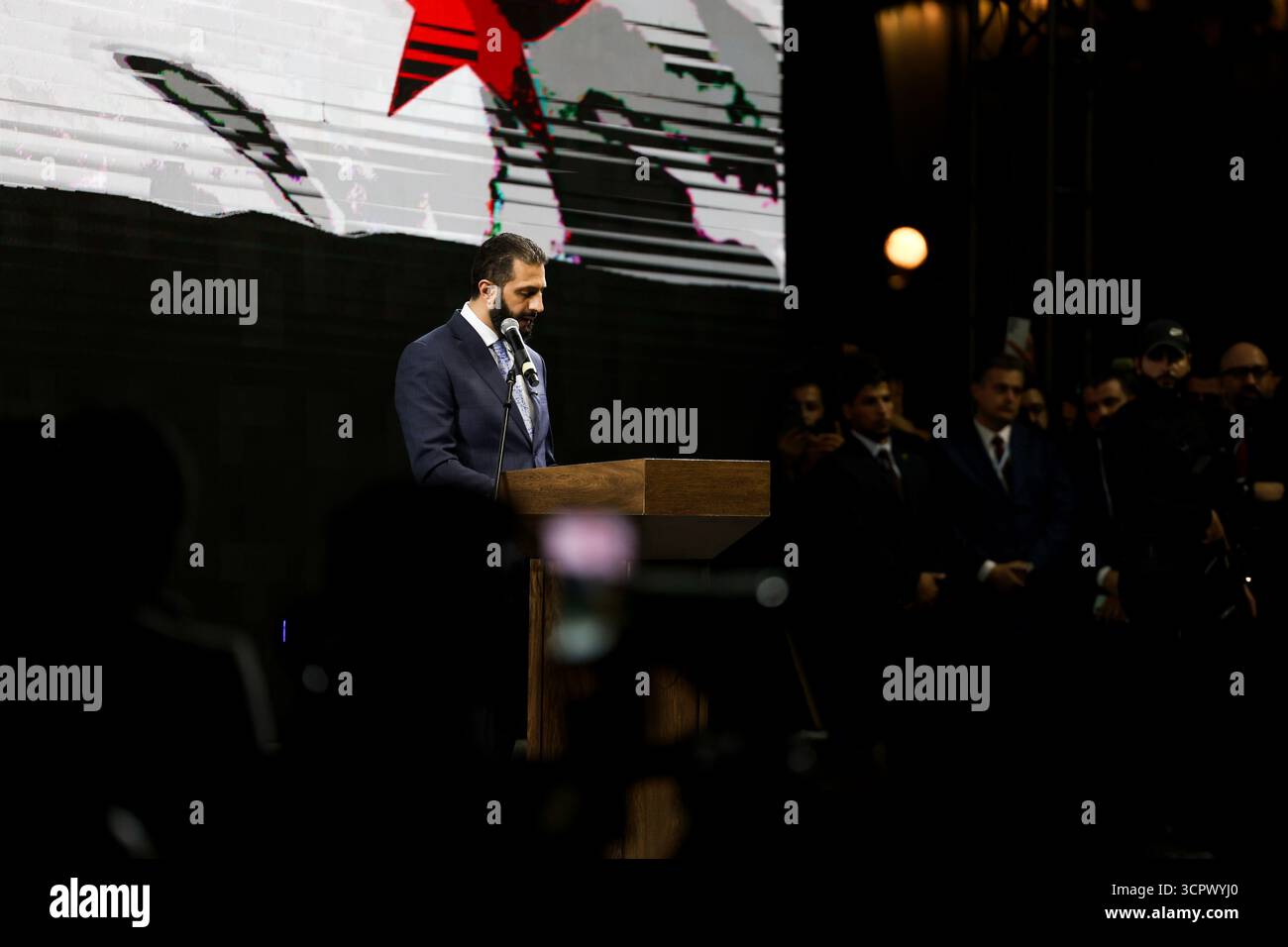 Idlib, Siria – 26 settembre 2025. Il presidente siriano Ahmad al Sharaa partecipa a una campagna di raccolta fondi nella città di Idlib per sostenere gli sforzi di ricostruzione dopo anni di guerra. La città era una roccaforte delle forze di opposizione siriane che hanno portato alla caduta del regime di Bashar al-Assad. Foto Stock