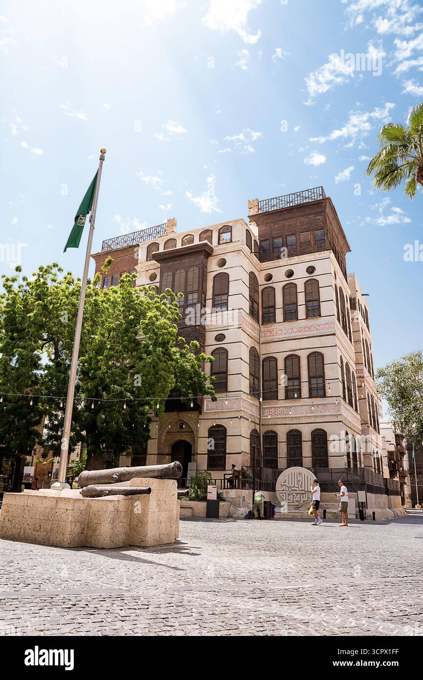 Jeddah, Arabia Saudita - 20 aprile 2025: Facciata storica della casa di Nassif a al-Balad Jeddah che mostra la tradizionale architettura Hijazi e la mashrabiya in legno Foto Stock