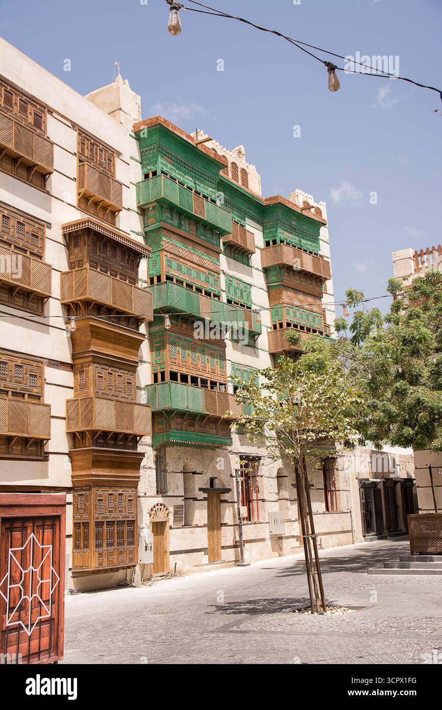 Facciata di un edificio storico con tradizionali finestre in legno ad al-Balad, Jeddah, Arabia Saudita. Foto Stock