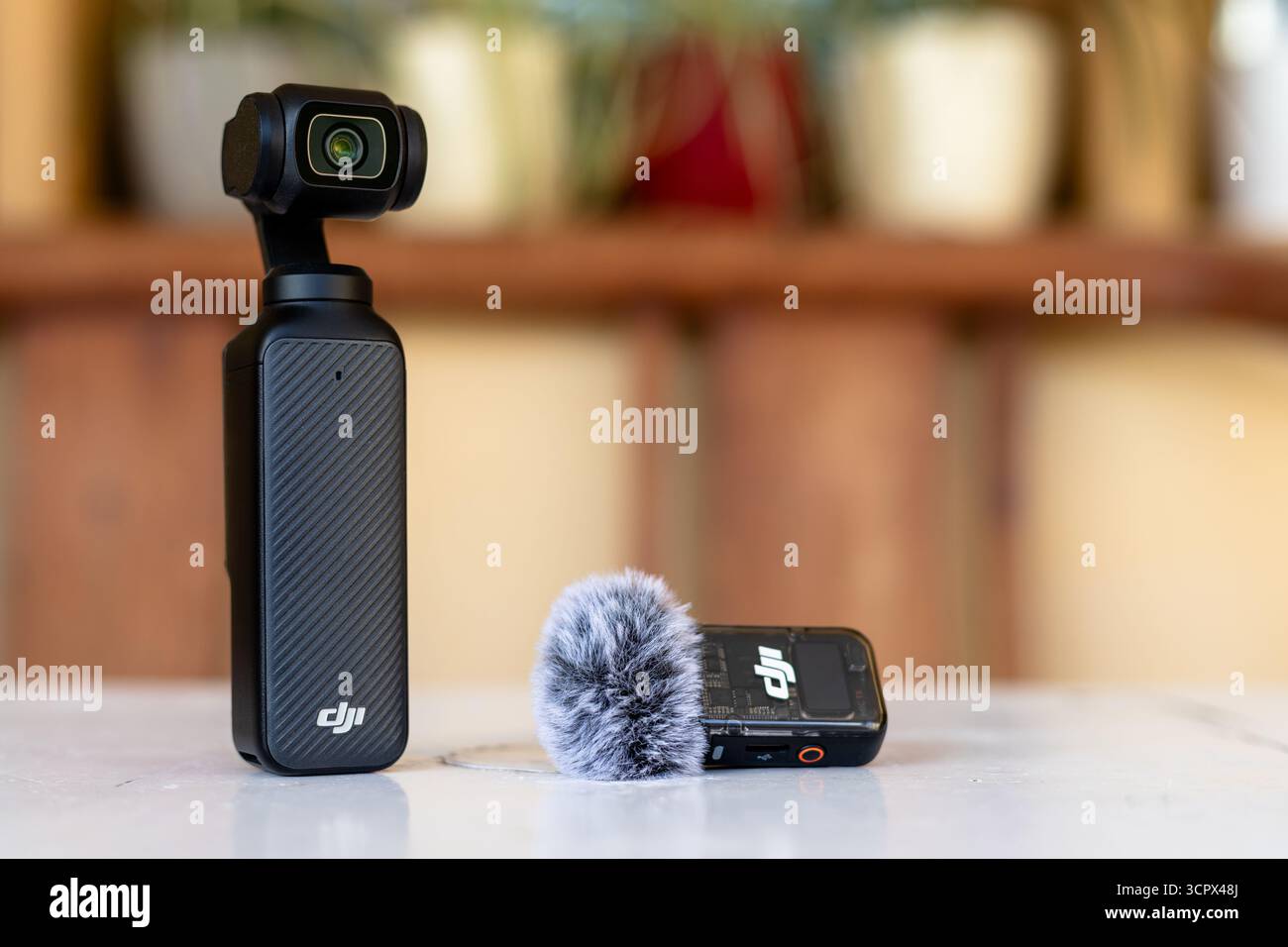 Fotocamera Pocket 3 DJI Osmo con microfono wireless DJI sul tavolo Foto Stock
