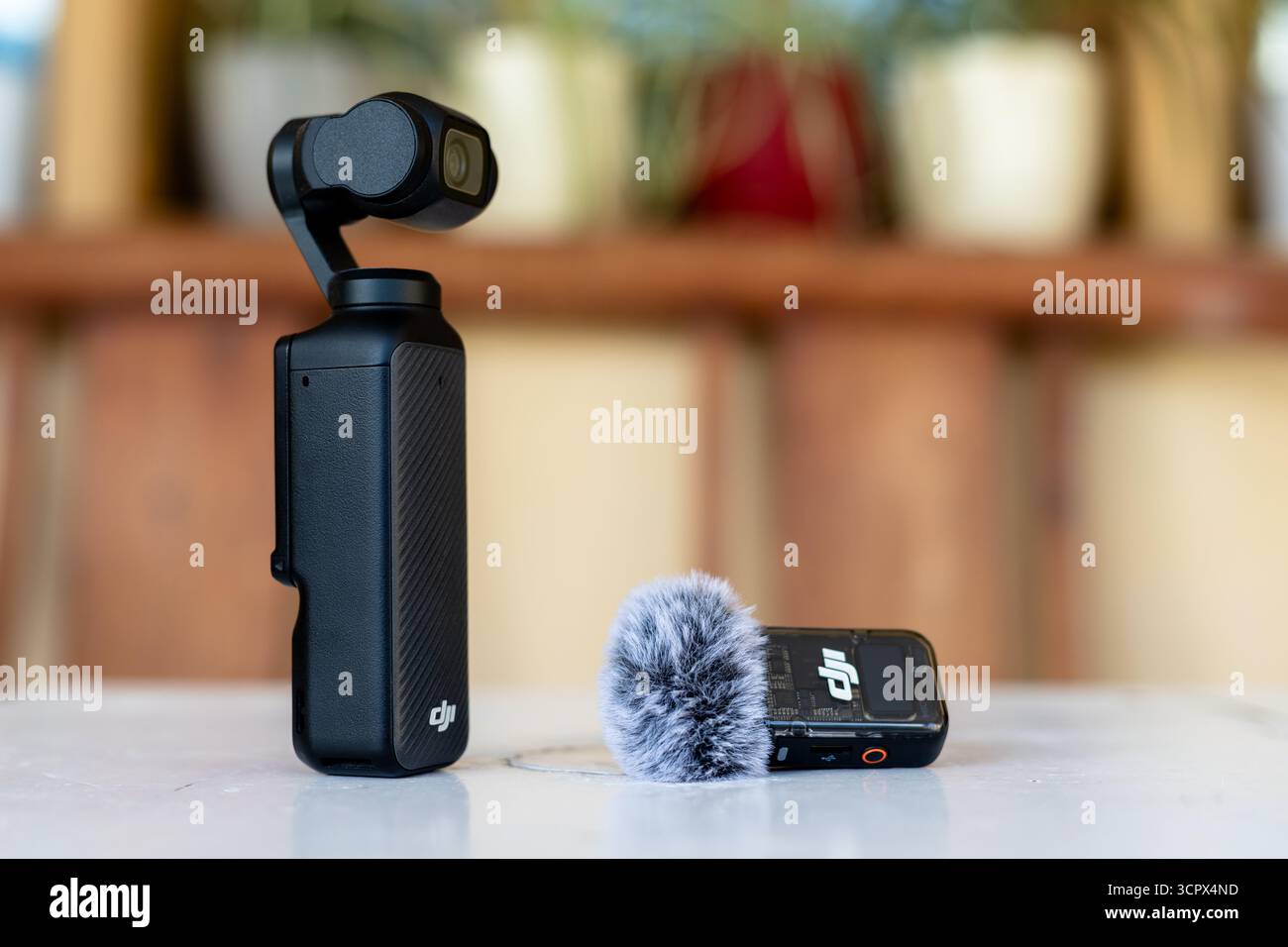 DJI Pocket 3 e microfono wireless con parabrezza Deadcat Foto Stock