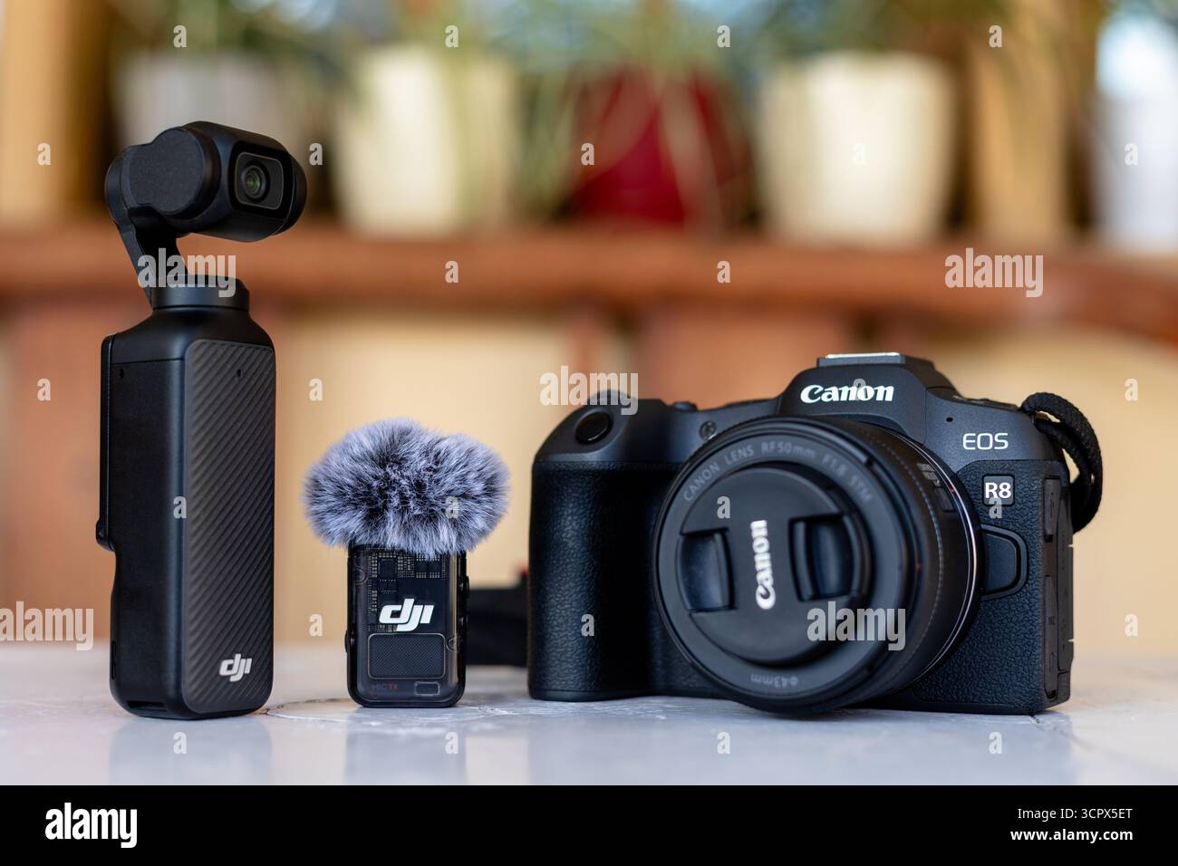 Fotocamera Gimbal DJI Osmo Pocket 3 con microfono wireless DJI e fotocamera mirrorless Canon EOS R8 con obiettivo RF 50mm Foto Stock