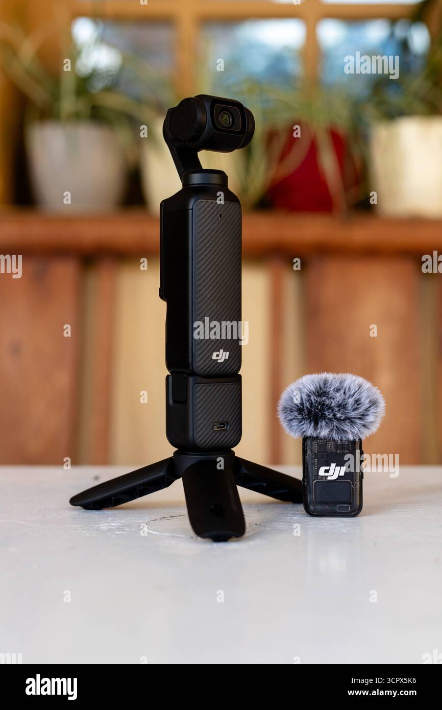 Primo piano della fotocamera Gimbal portatile DJI Pocket 3 con obiettivo e microfono wireless DJI Foto Stock