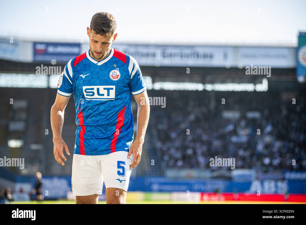 Rostock, Germania 27. 3 settembre 2025. Liga - 2025/2026 - FC Hansa Rostock vs. TSV Havelse Im Bild: Marco Schuster (Hansa Rostock) schaut nach unten /// DFB regolamenti vietano qualsiasi uso di fotografie come sequenze di immagini e/o quasi-video. /// Foto Stock
