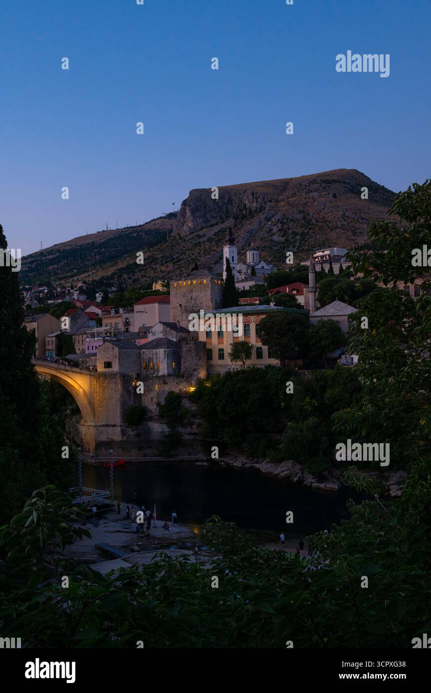 Mostar, un'antica città nel sud della Bosnia ed Erzegovina, con il suo simbolo Stari Most, il vecchio ponte medievale, un ponte ad arco in Europa. Foto Stock