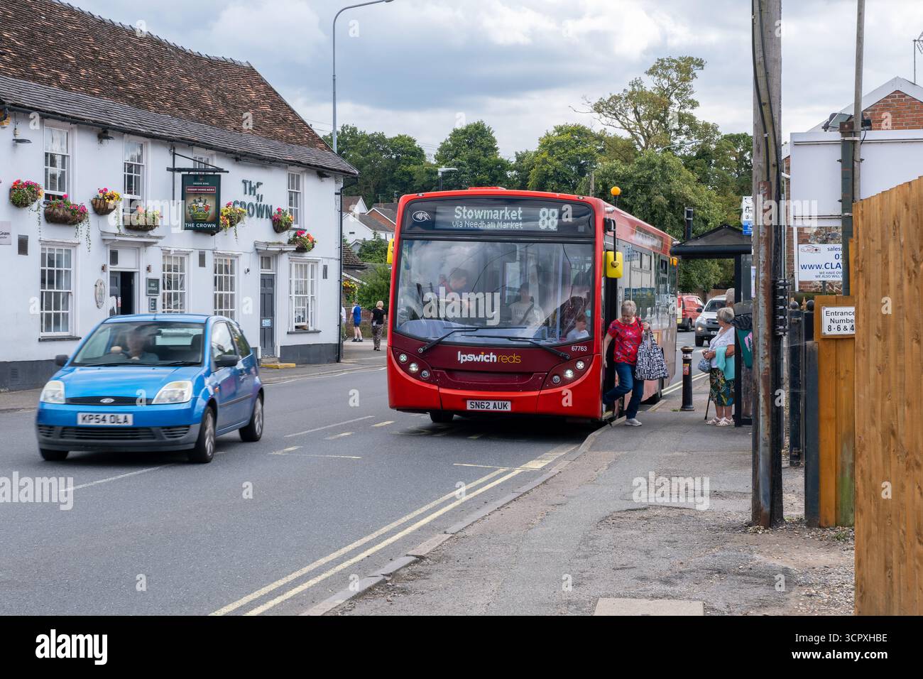 First Bus Ipswich Reds, Route 88, che scenderà e collegherà i passeggeri di fronte al Crown Pub, in direzione di Stowmarket, Claydon, Suffolk, Regno Unito Foto Stock