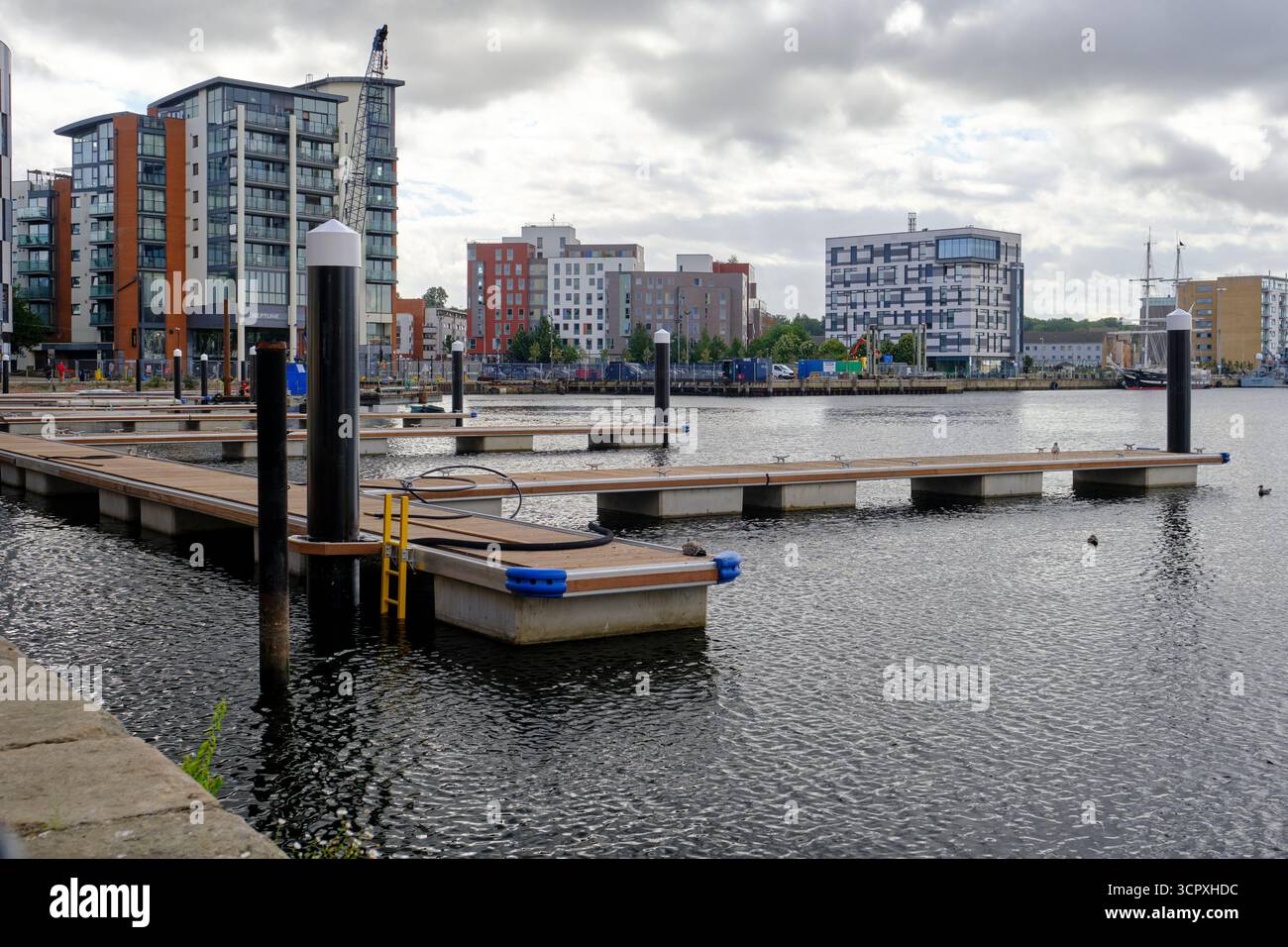 Nuovi pontili in costruzione presso Neptune Marina, Ipswich, Suffolk, Regno Unito durante la ristrutturazione dell'ABP, vista verso l'università Foto Stock