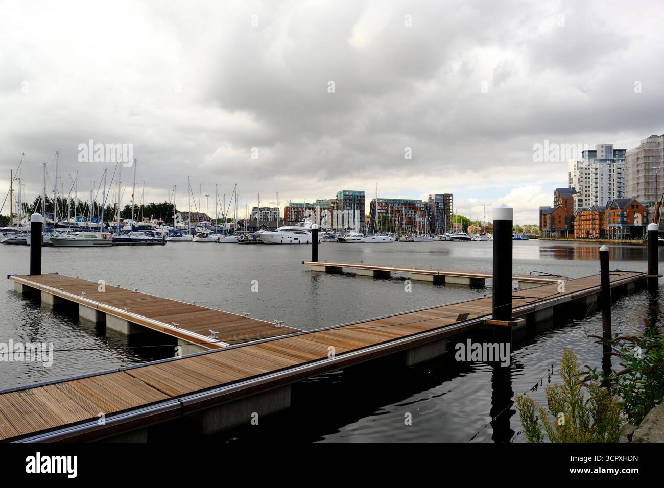 Sono stati completati nuovi pontoni dopo il progetto di ristrutturazione ABP presso Neptune Marina, Ipswich, Suffolk, Inghilterra, Regno Unito Foto Stock