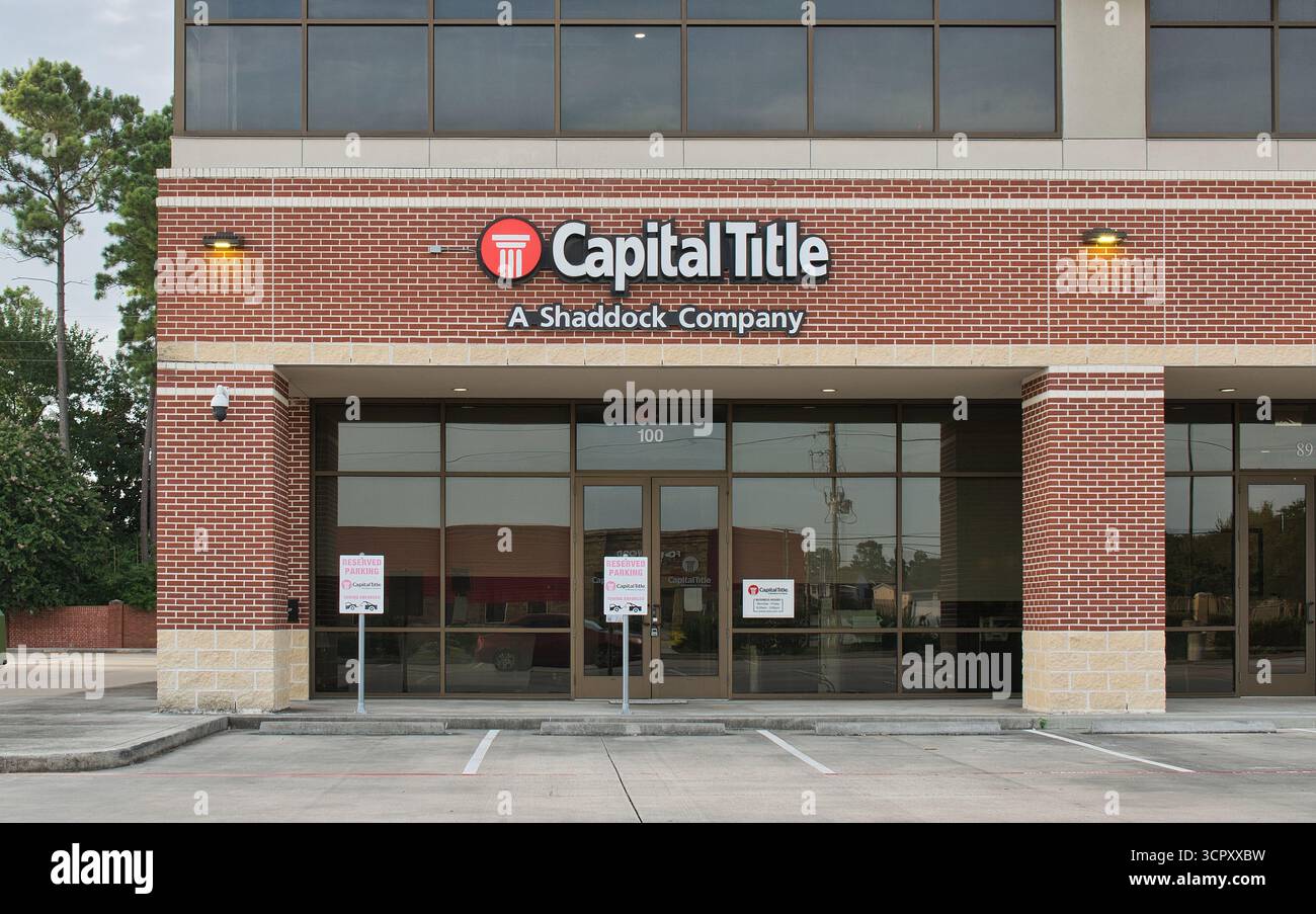 Houston, Texas USA 07-20-2025: Facciata del punto vendita Capital Title, assicurazione, chiusura di immobili e servizi di deposito. Foto Stock