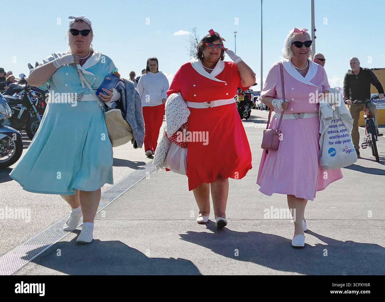 Glamour Colorful Ladies all'Elvis Festival di Porthcawl, Galles, Regno Unito. abbigliamento, abiti, bella, sole, tempo, blue skies, anni '50, anni '50, stile, elegante, retro. Crediti: Nidpor/Alamy Live News Foto Stock