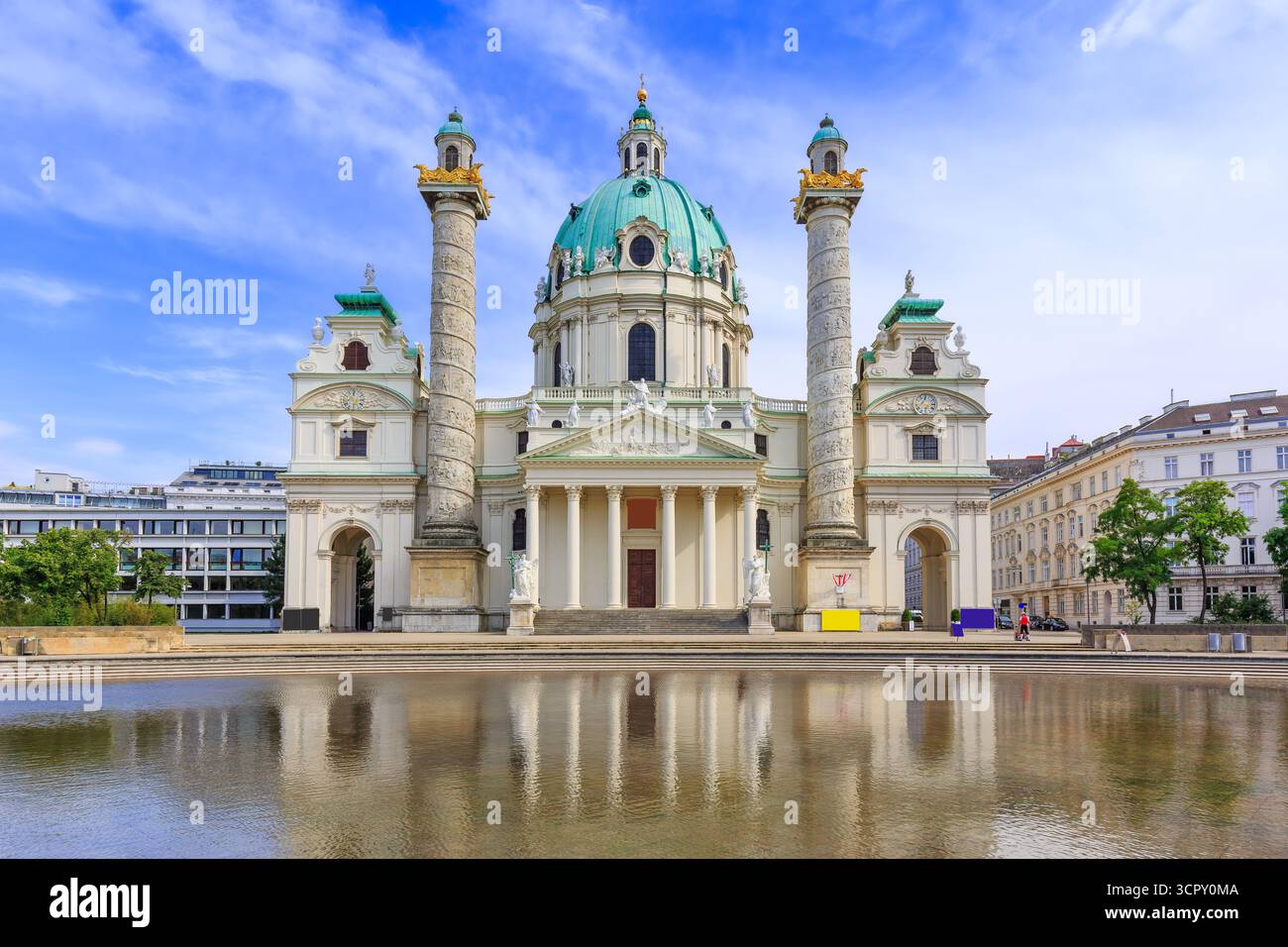 Vienna, Austria. Chiesa di San Carlo (Karlskirche) Foto Stock